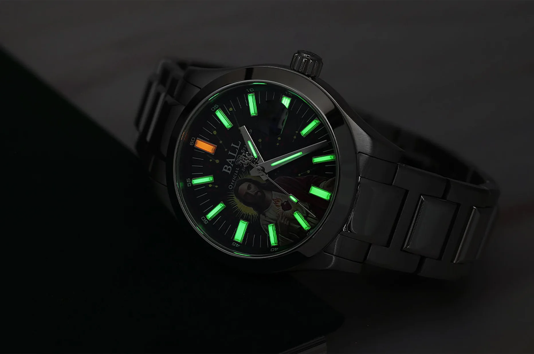 BALL Engineer M Ascension s tritiovými plynovými mikrotrubicemi svítícími ve tmě bez předchozího nasvícení