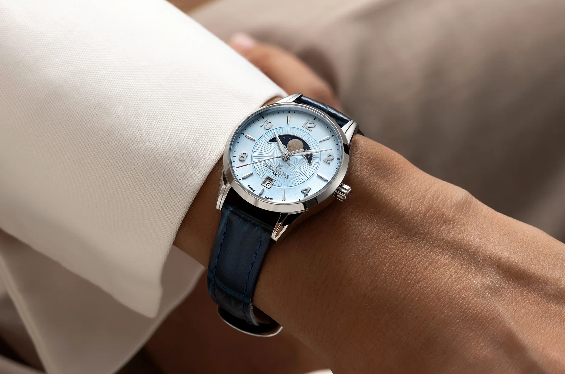 Delbana Lunetta – dámské hodinky Moonphase se světle modrým číselníkem a tmavě modrým koženým řemínkem
