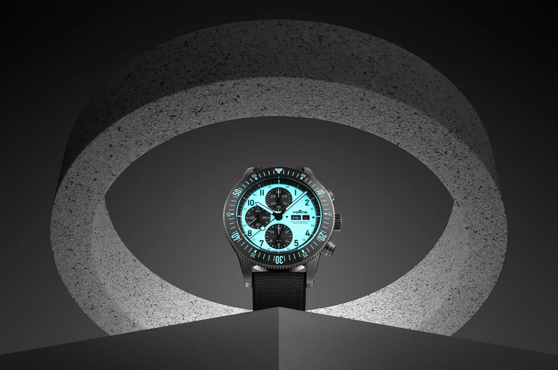 Pánské hodinky Fortis Novonaut N-42 Halo Black s černým hybridním řemínkem, keramickou lunetou a číselníkem Lumicast X1
