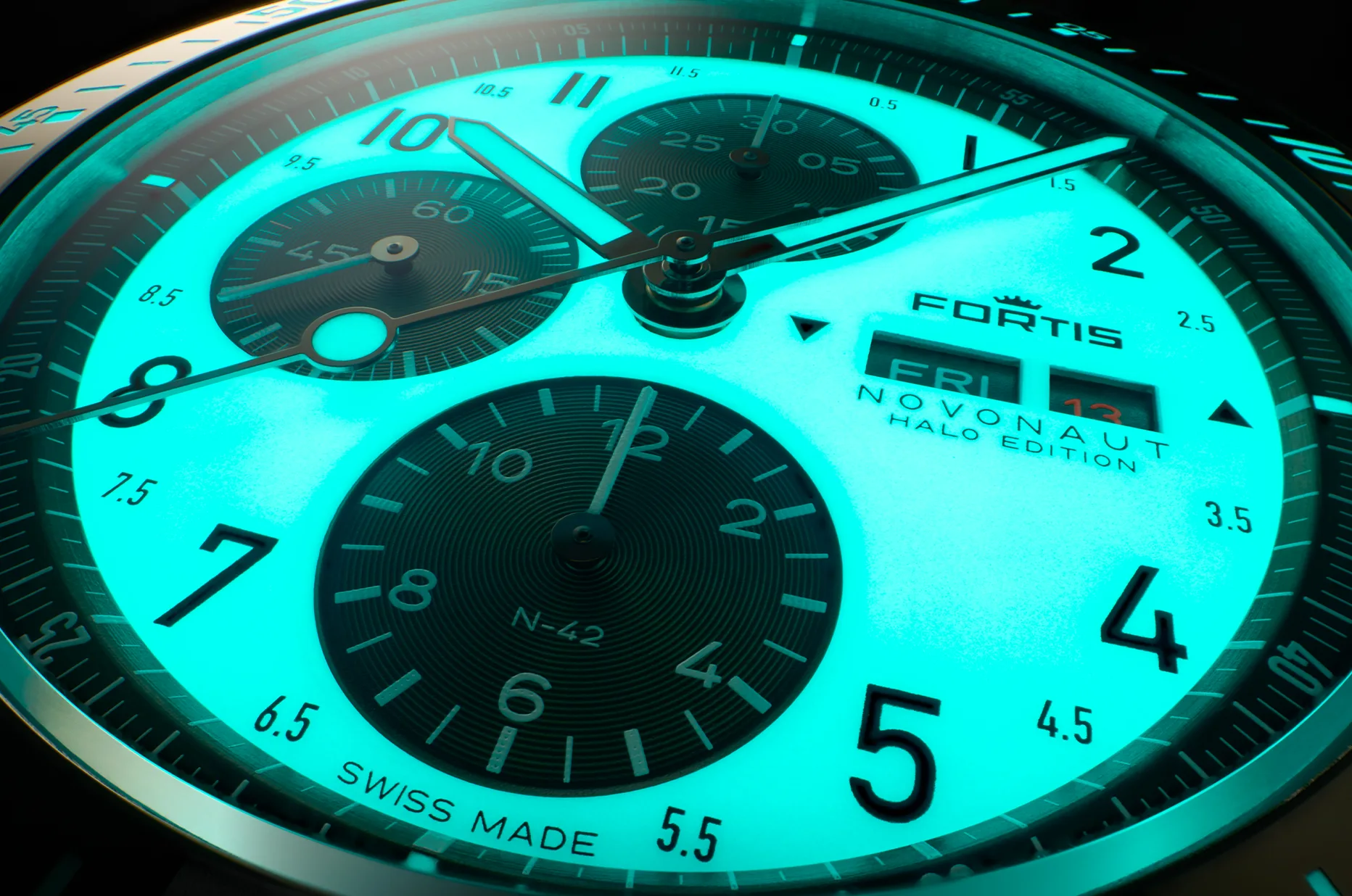 Číselník typu panda hodinek Fortis Novonaut Halo Edition s modrou luminiscencí Super-LumiNova X1
