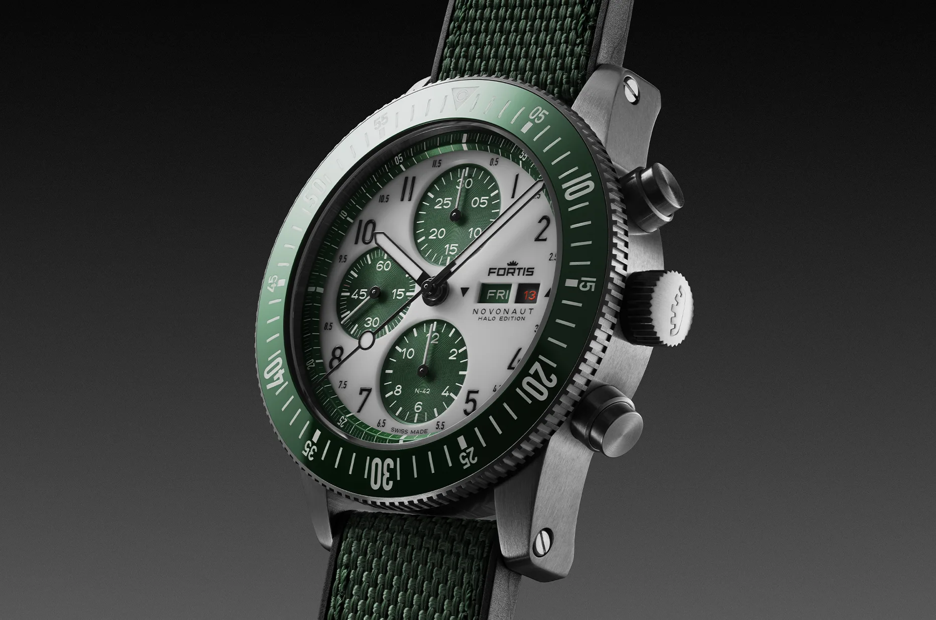 Fortis Novonaut N-42 Halo Green F2040023 se zelenou keramickou lunetou, ocelovým pouzdrem a hybridním řemínkem