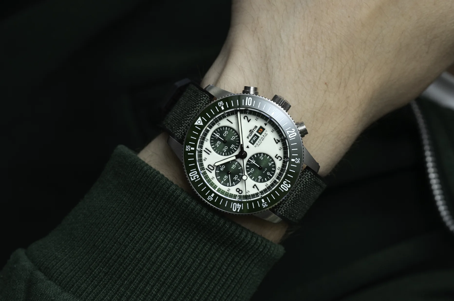 Fortis Novonaut N-42 Halo Green na zápěstí se zelenou keramickou lunetou, ocelovým pouzdrem a hybridním řemínkem