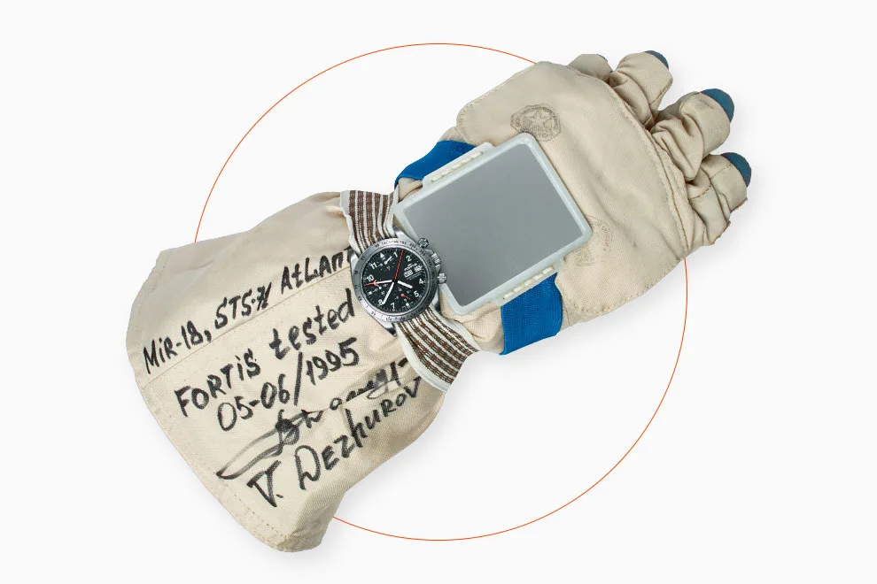 Hodinky Fortis Official Cosmonauts Chronograph na rukavici kosmonauta z mise Mir-18 v roce 1995