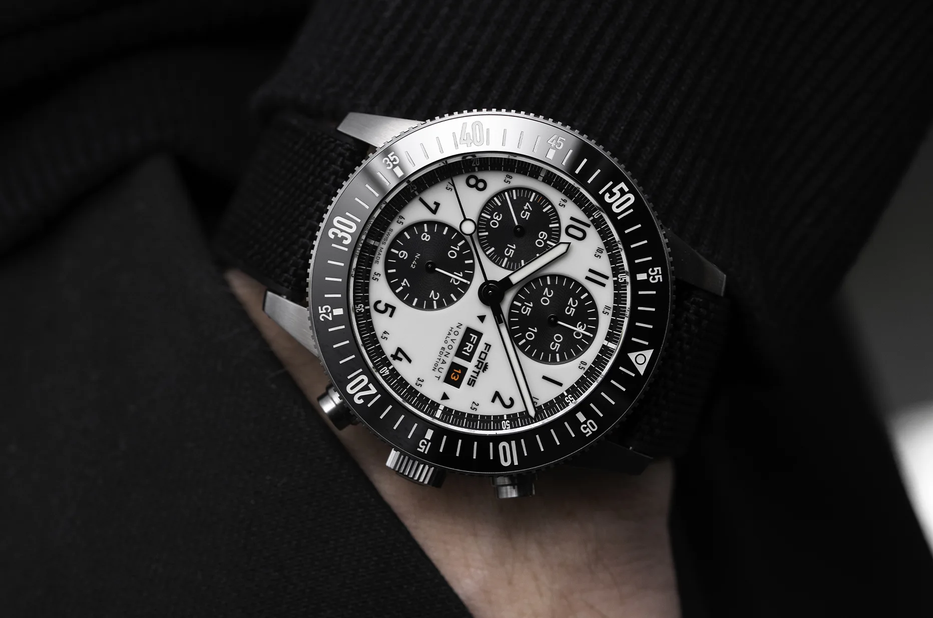 Fortis Novonaut N-42 Halo Black F2040021 na zápěstí s černou keramickou lunetou a černobílým číselníkem typu panda