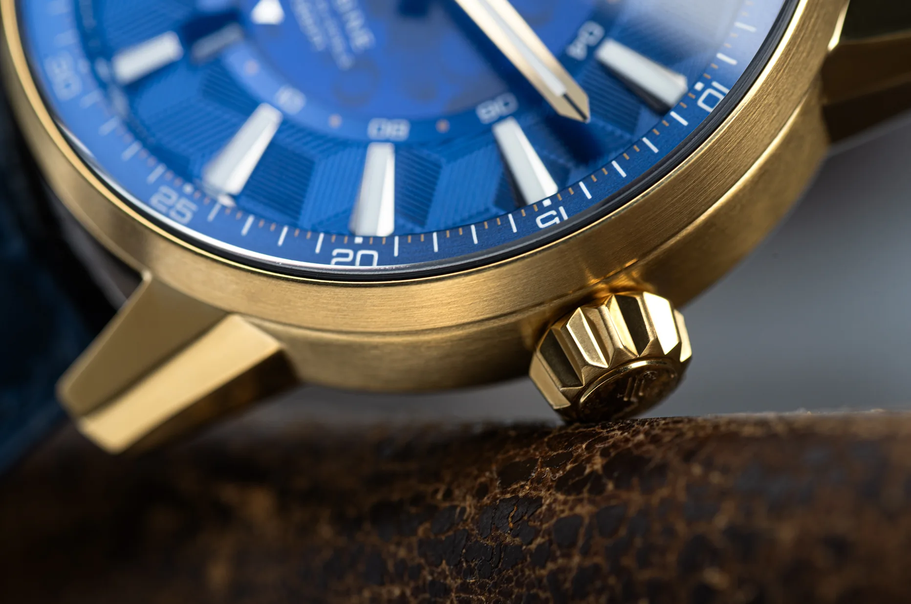 Pozlacené pánské hodinky Vostok Europe Gaz-14 Limousine 2.0 GMT s modrým koženým řemínkem