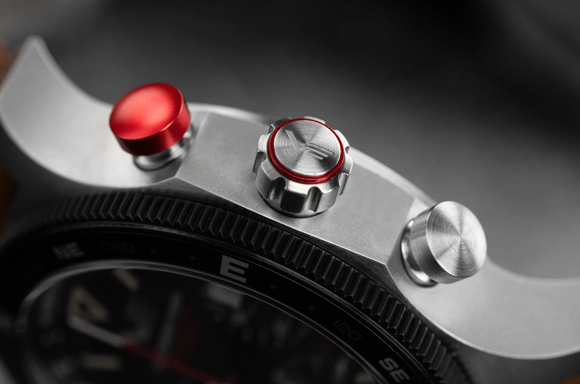 Šroubovací korunka a tlačítka chronografu hodinek Vostok Europe Ratownik Tatr