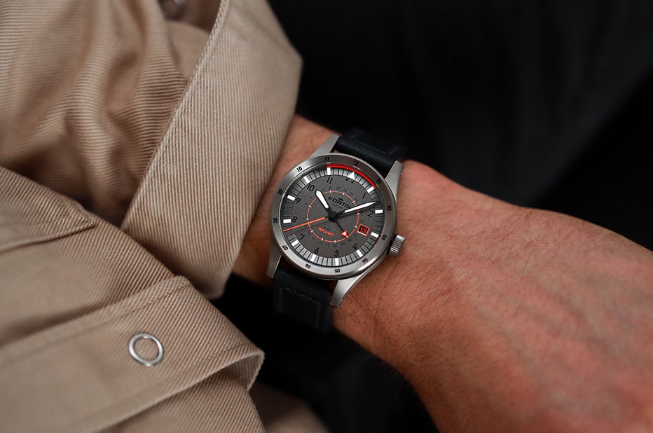 Trojité GMT hodinky Fortis Flieger F-43
