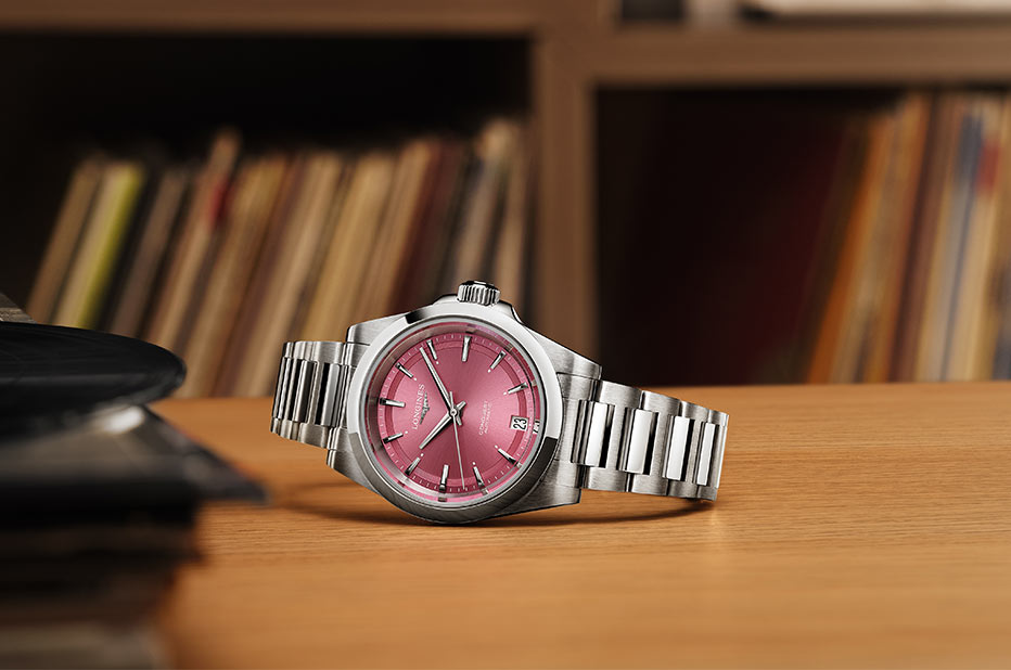Stříbrné hodinky s růžovým číselníkem Longines Conquest