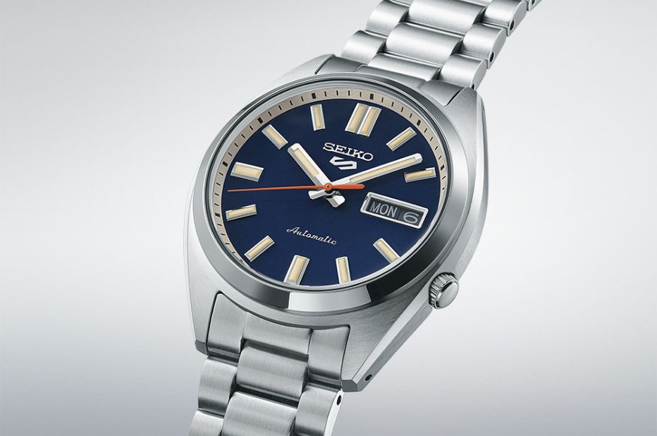 Sportovní hodinky Seiko SNXS s modrým ciferníkem
