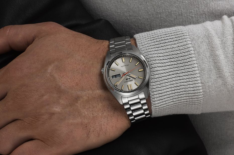 Sportovní hodinky mužské s béžovým ciferníkem Seiko 5 Sports