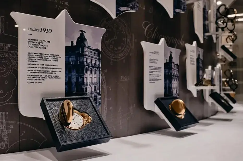 Expozice muzea Eberhard & Co. v La Chaux-de-Fonds představující hodinky z počátku 20. století