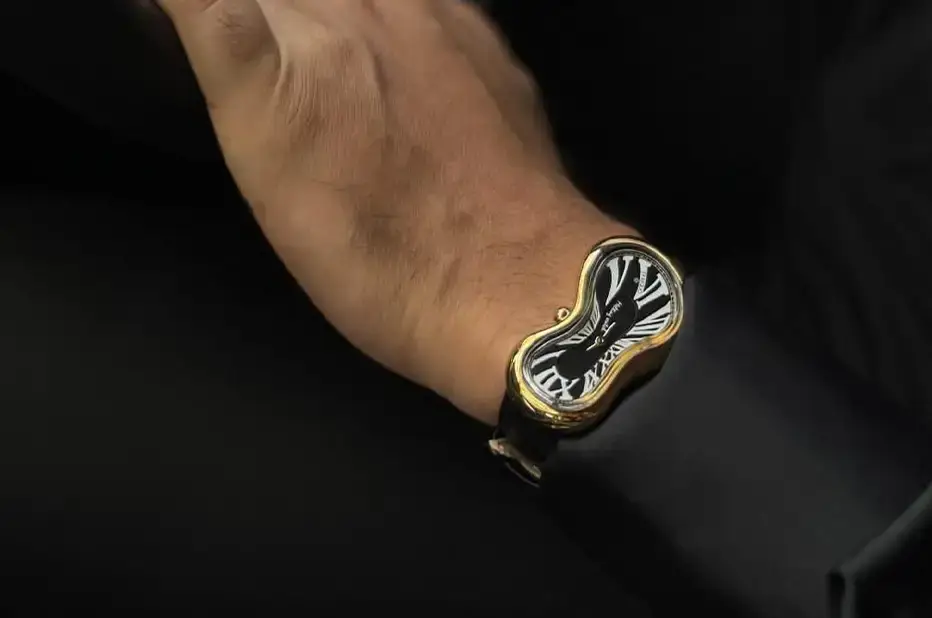 Tekoucí hodinky na ruku Exaequo Melted Watch