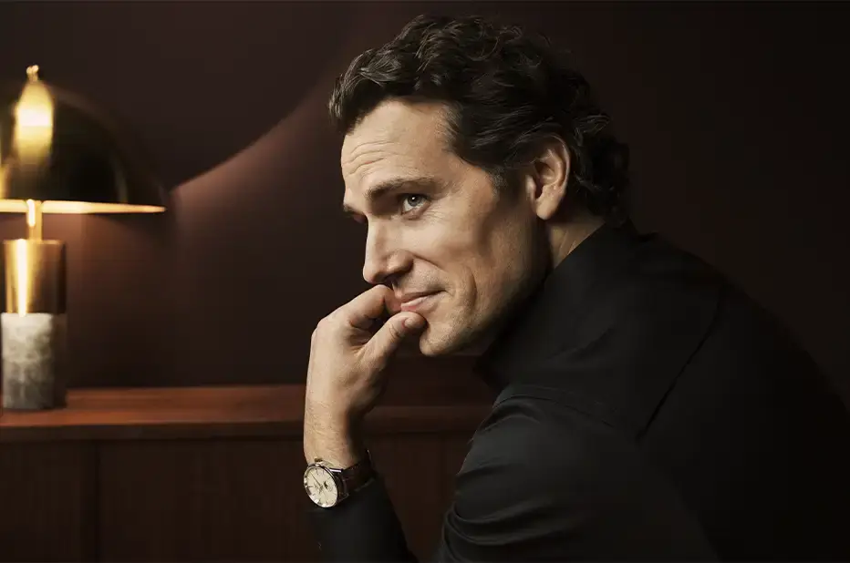 Henry Cavill se švýcarskými hodinkami v klasickém stylu Longines Flagship Heritage