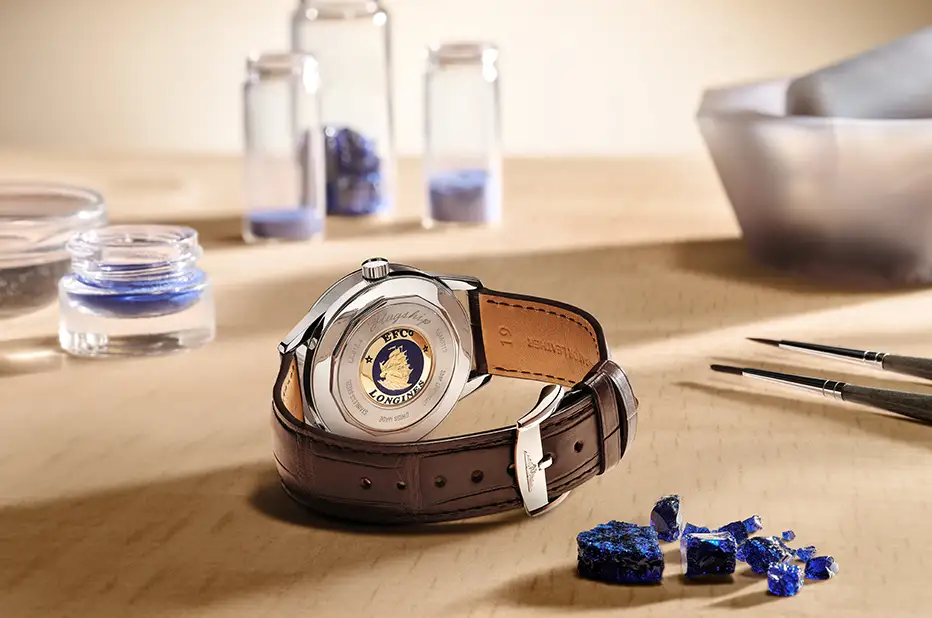 Emailem zdobená zadní část hodinek Longines Flagship Heritage 2024