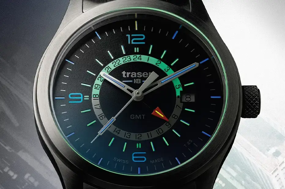 Traser P59 Aurora GMT Blue – hodinky s modrým ciferníkem, funkcí druhého časového pásma a podsvícením trigalight®