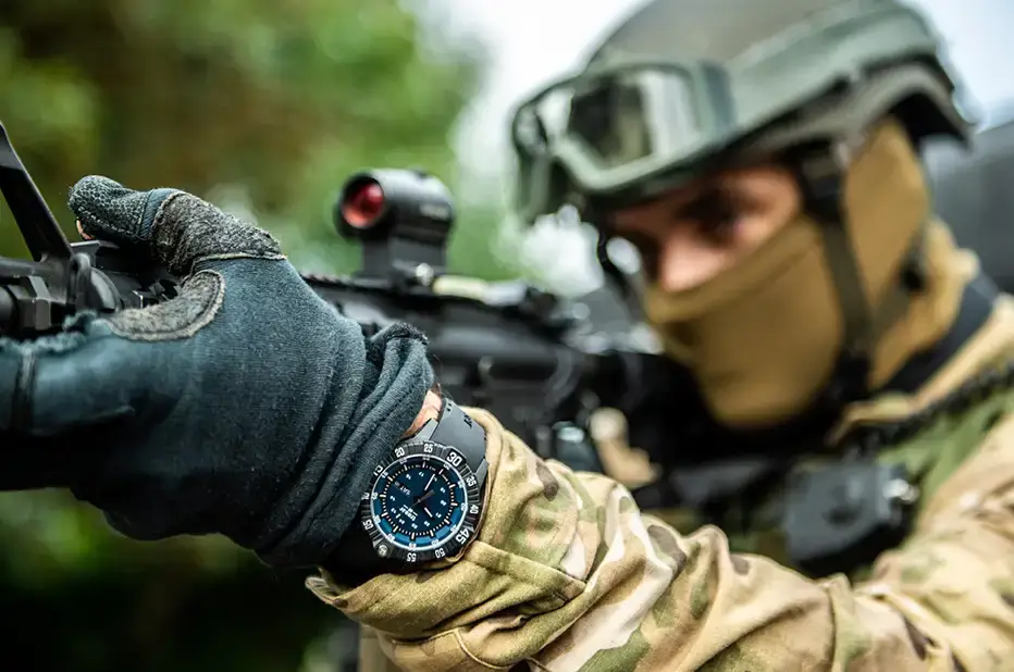 Vojenské pánské hodinky Traser P99 Q Tactical s dvojitým pouzdrem a technologií trigalight®