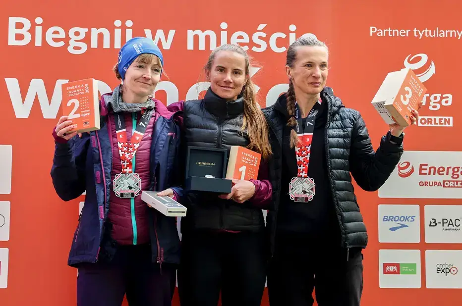 Katarzyna Chojnacka z UKS Orkan Środa Wielkopolska na stupních vítězů běžeckého maratonu v Gdaňsku