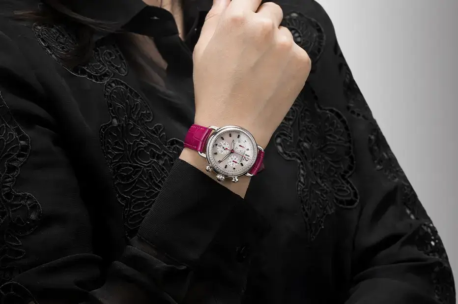 Dámské hodinky Aerowatch Raspberry z kolekce Chronolady 1942 – pohled na zápěstí