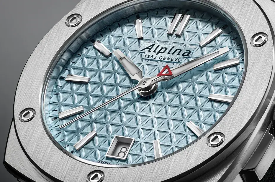 Detail ciferníku hodinek Alpina Alpiner Extreme Quartz AL-220LB2AE6B s ledově modrým vzorem a sportovními ručkami