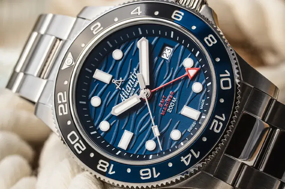 Hodinky Atlantic Mariner Wave Quartz GMT Blue s modrým číselníkem s 3D vlnami a ručičkou GMT