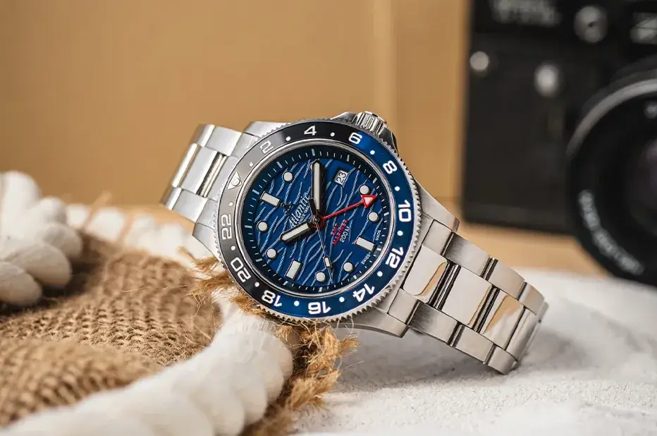 Atlantic Mariner GMT Wave Blue 81576.41.59GMT – modrý číselník s 3D vlnami a luneta bicolor
