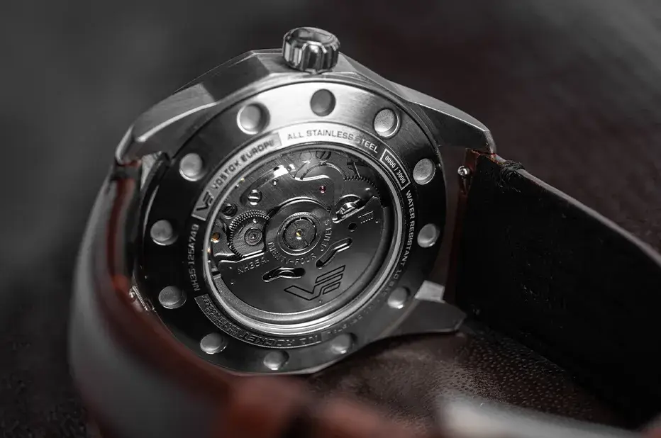 Automatický strojek Seiko NH35A v hodinkách Vostok Europe Rocket N1 Compact, viditelný přes dýnko