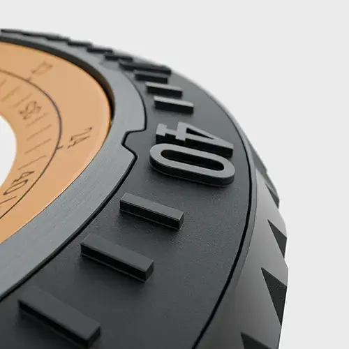 Detail keramické lunety hodinek Aviator XPRO Dive s gravírovanými potápěčskými značkami