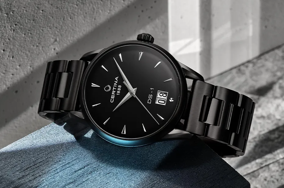 Hodinky Certina DS-1 Big Date v černé verzi s velkým datem a matným PVD pouzdrem