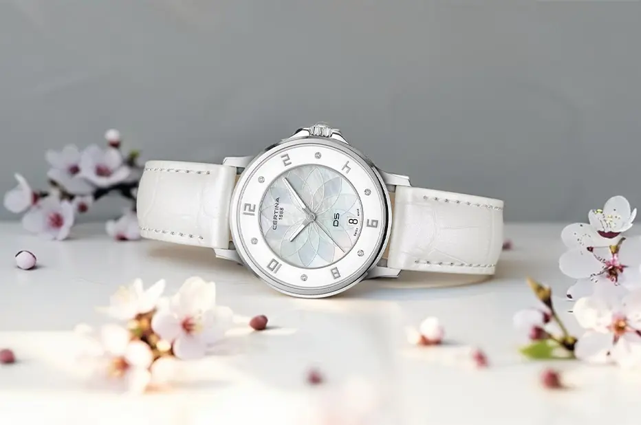 Bílé dámské hodinky Certina DS-6 Lady s perletí a diamanty – luxusní a zároveň praktický dárek pro maminku