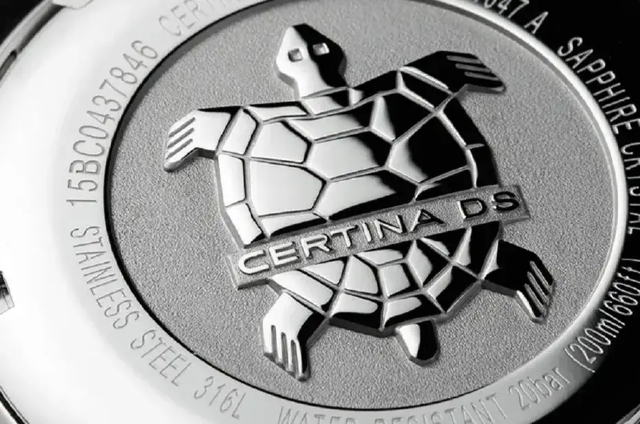Logo želvy Certina DS vyryté na dýnku hodinek – symbol odolnosti a spolupráce se Sea Turtle Conservancy