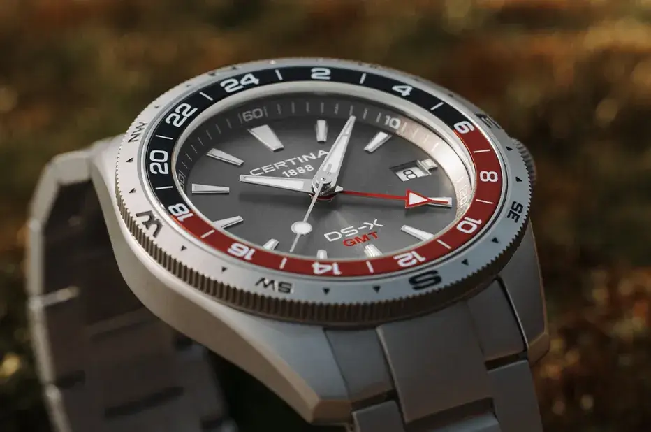 Sportovní pánské hodinky Certina DS-X GMT s kompasem, šedým ciferníkem a ocelovým tahem