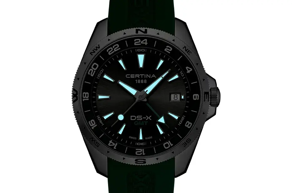 Sportovní hodinky Certina DS-X GMT s podsvícením Super-LumiNova.