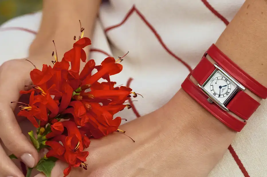 Obdélníkové dámské hodinky Longines s pískovaným ciferníkem Cosmo