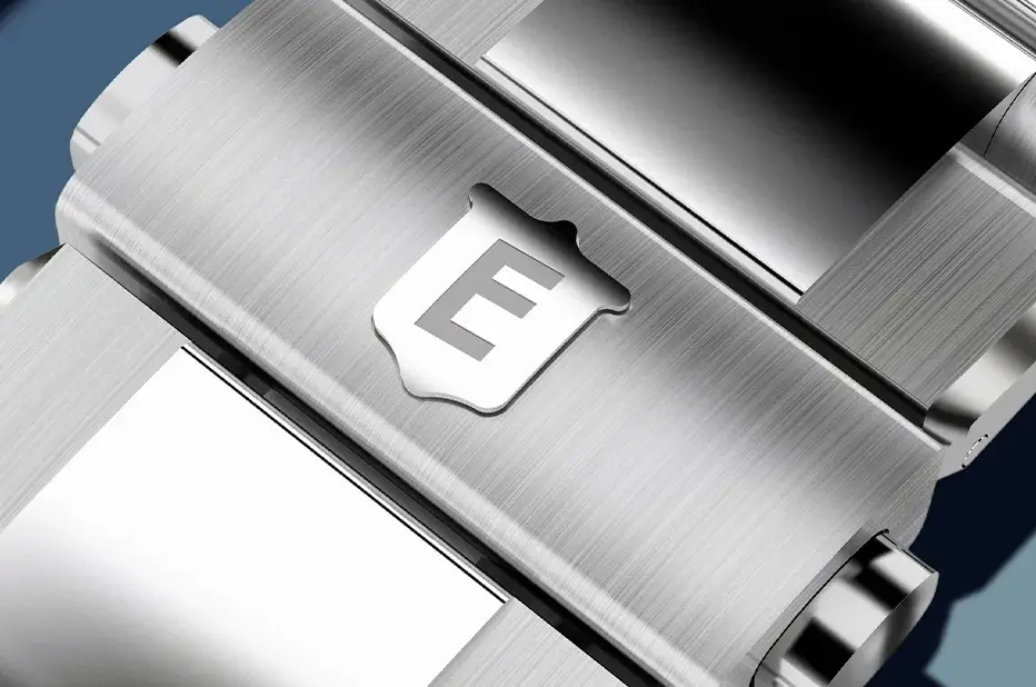 Detail integrovaného náramku Eberhard Contodat s reliéfním logem „E“