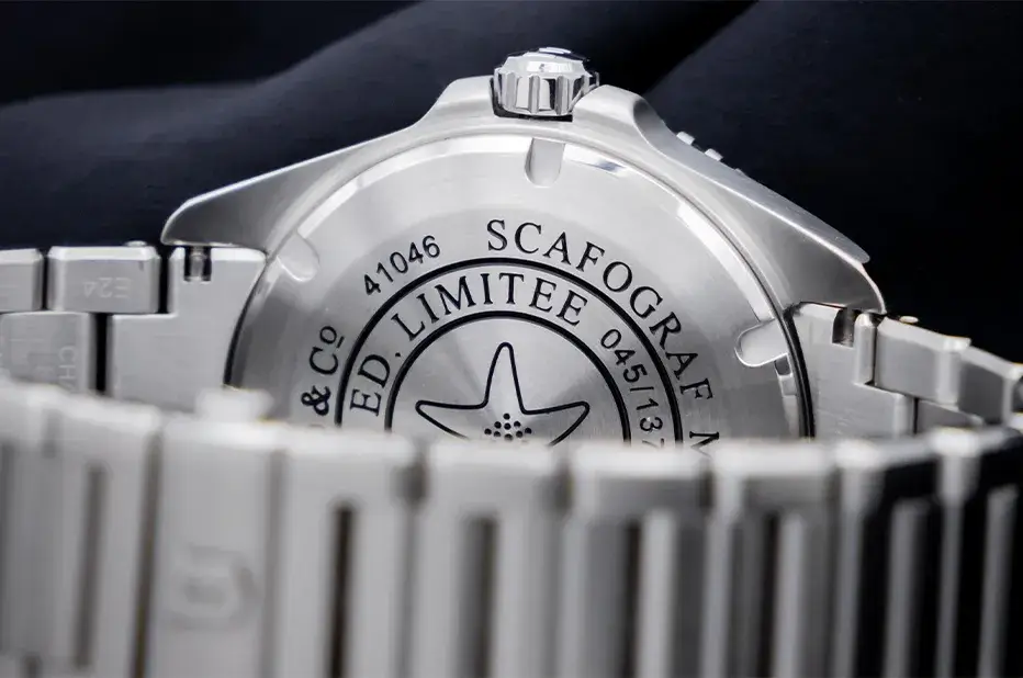 Dekel hodinek Eberhard Scafograf 200 Onde Bleue Limited Edition – gravírování s číslem kusu z limitace 137 kusů