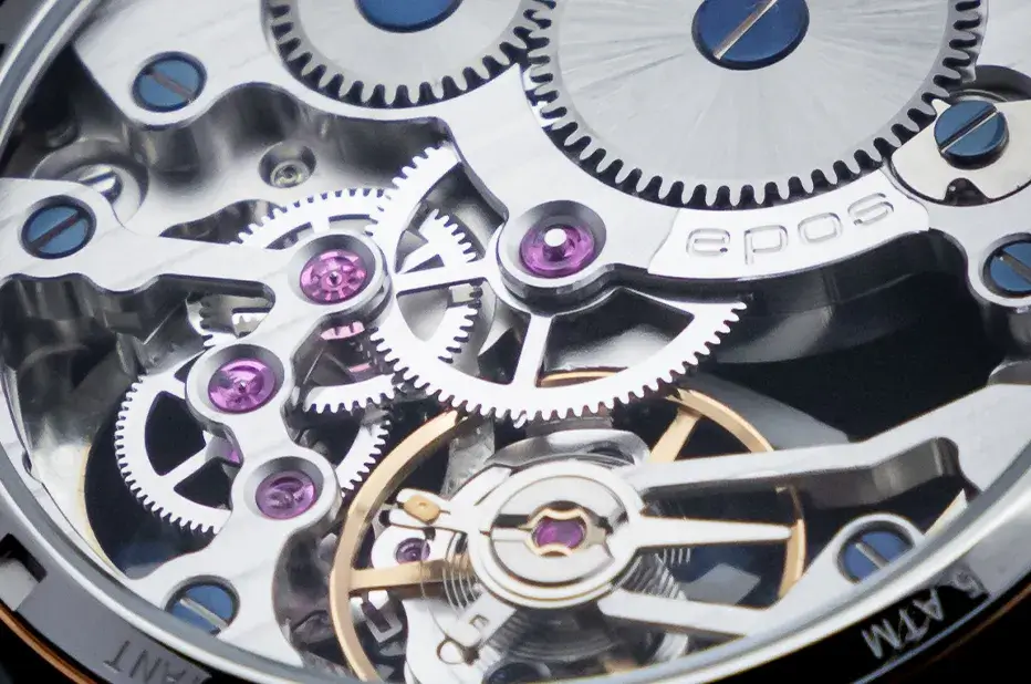 Detail strojku Unitas 6498 v hodinkách Epos Skeleton 3500 – ozdobné můstky a ozubená kola