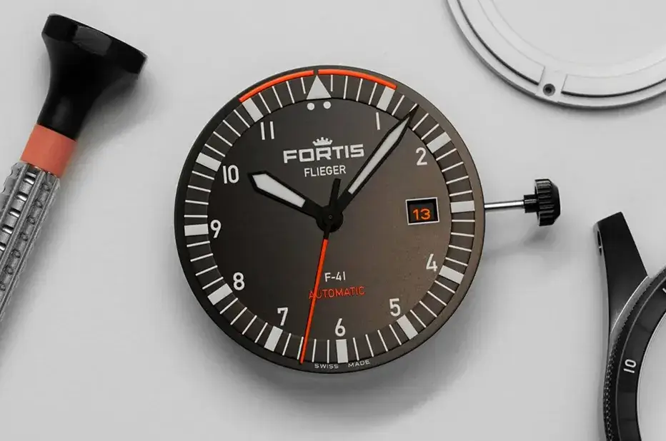 Ciferník pilotních hodinek Fortis Flieger F-41 Mission Black