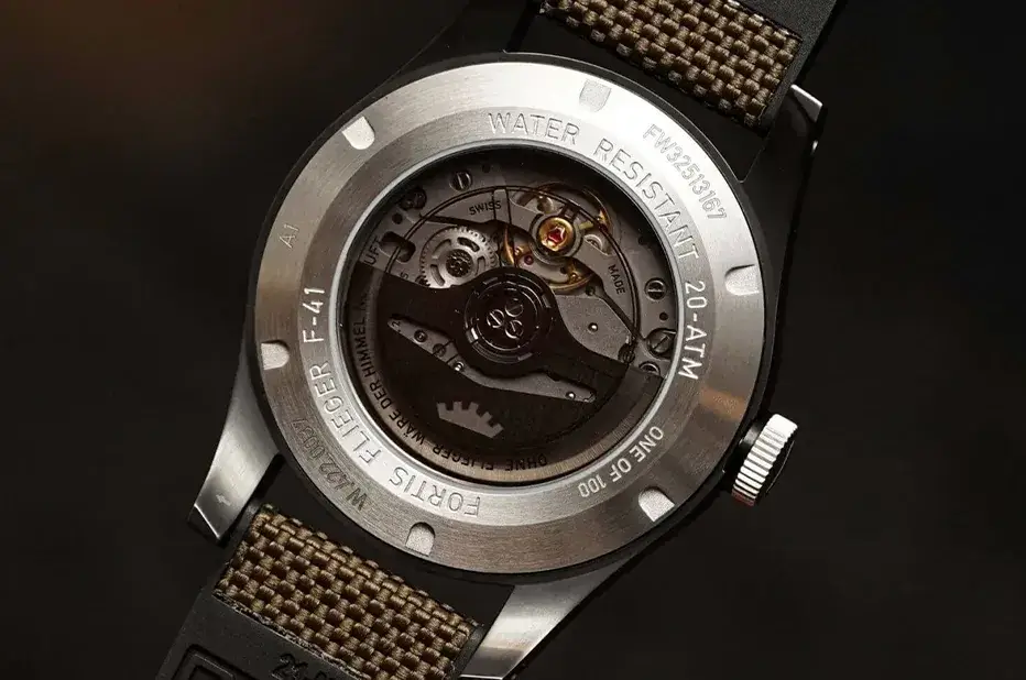 Dýnko hodinek Fortis Flieger F-41 Tactical Green s viditelným strojkem WERK