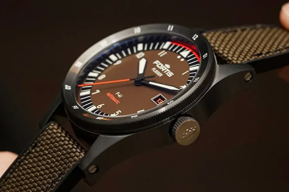 Pouzdro hodinek Fortis Flieger F-41 Tactical Green s povlakem DLC a olivovým řemínkem