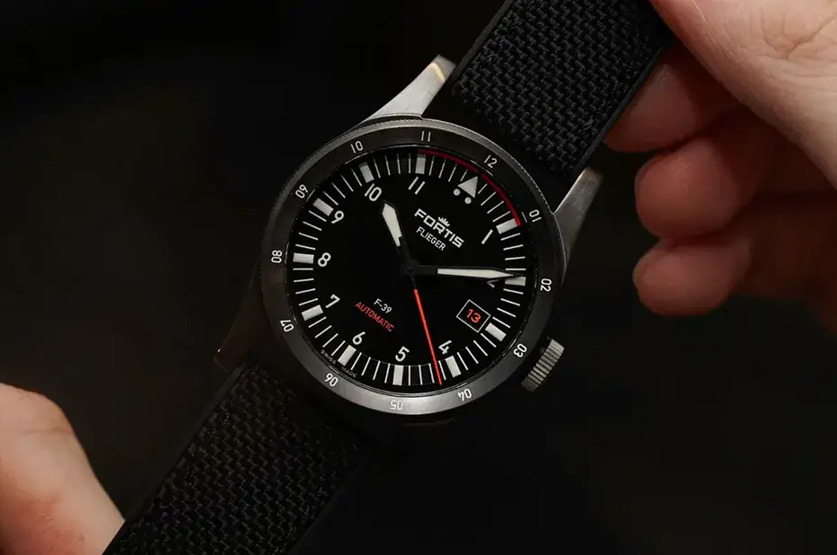 Limitované pilotní hodinky Fortis Flieger F-39 Mission Black WERK 7