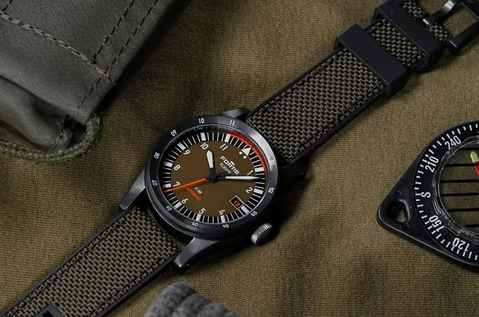 Letecké hodinky Fortis Flieger F-39 Tactical Green WERK 7 se zeleným ciferníkem na hybridním řemínku