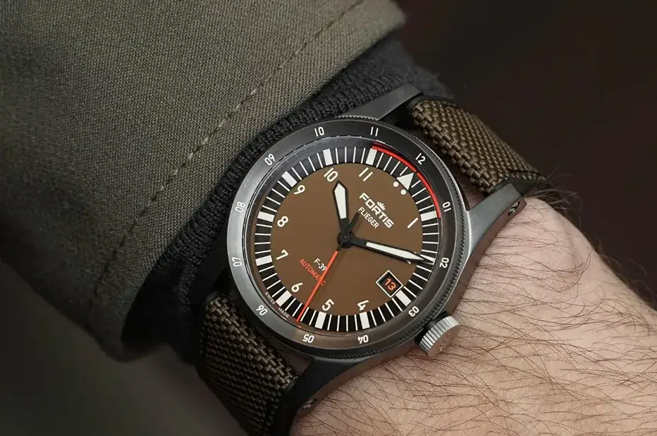 Švýcarské hodinky Fortis Flieger F-39 Tactical Green WERK 7 na zápěstí ve vojenském stylu