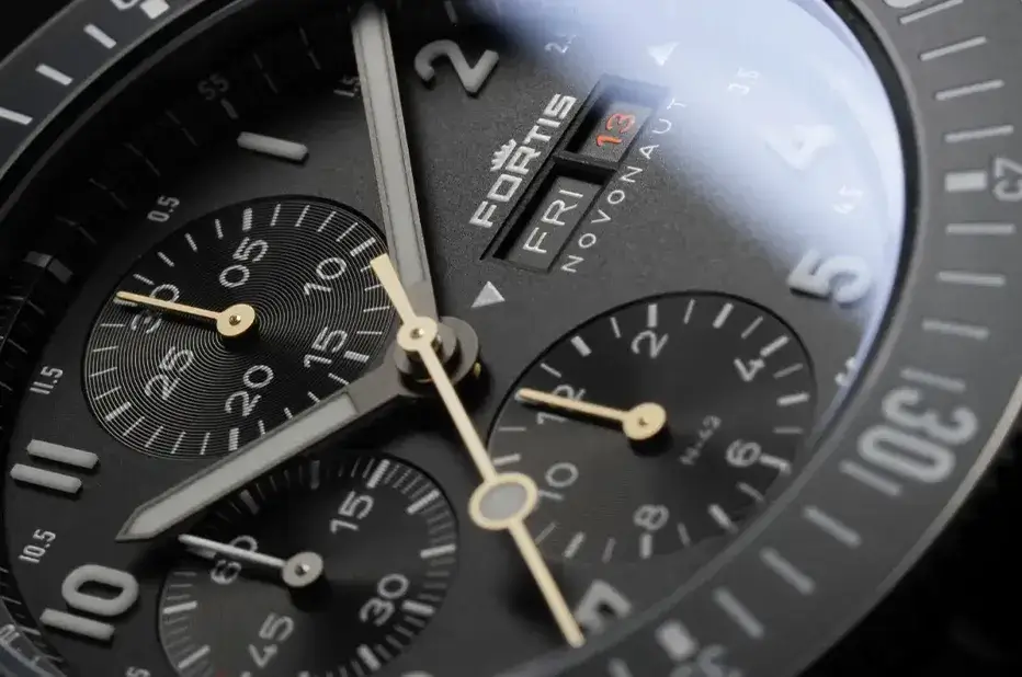 Ciferník modelu Fortis Legacy Edition s chronografem, dnem v týdnu a datem