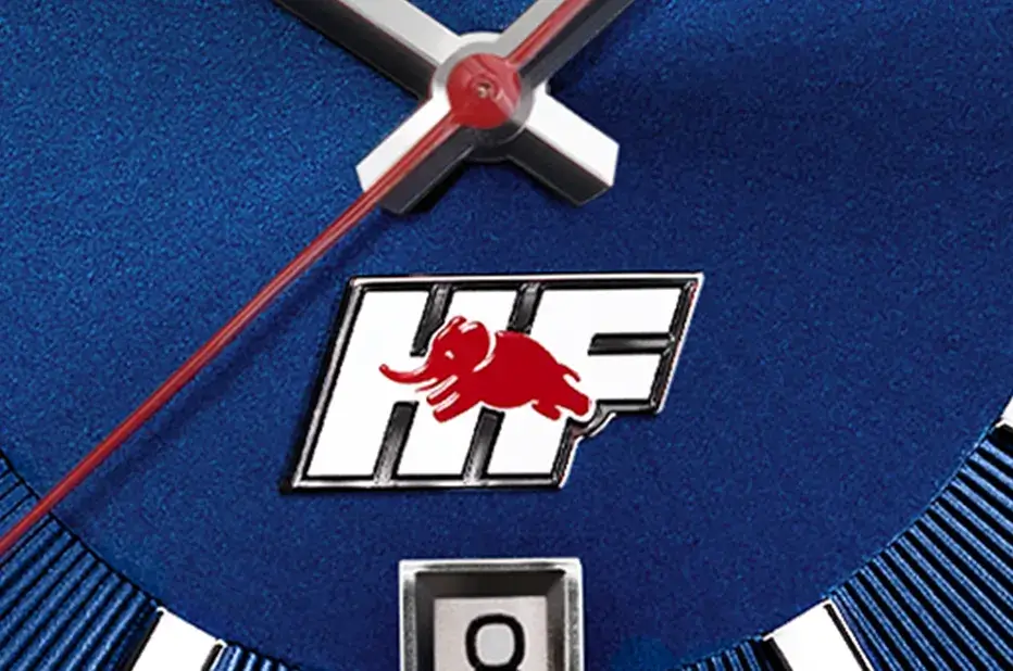 Detail ciferníku hodinek Eberhard Lancia HF s logem HF a malým červeným sloníkem High Fidelity