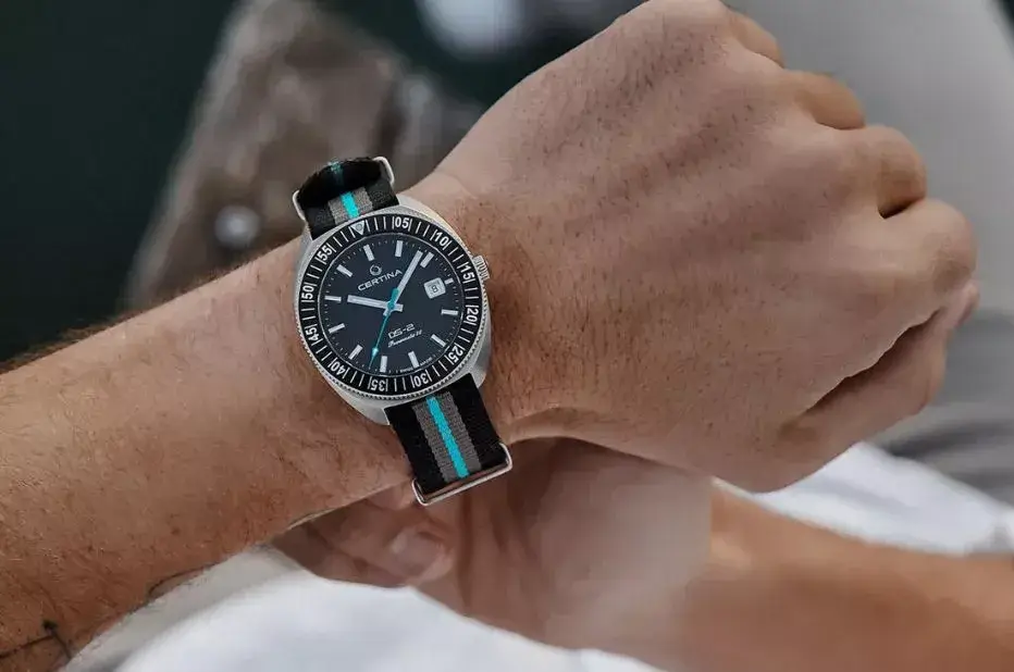 Hodinky Certina DS-2 Sea Turtle Conservancy Special Edition na NATO řemínku s tyrkysovým prvkem – speciální edice vzniklá ve spolupráci s STC