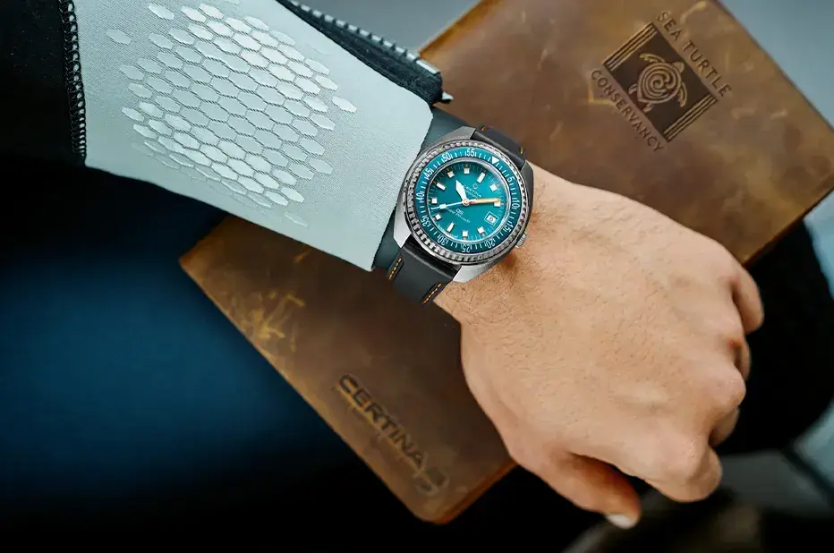 Hodinky Certina DS Super PH1000M Sea Turtle Conservancy Special Edition s tyrkysovým ciferníkem na zápěstí – speciální edice podporující ochranu mořských želv