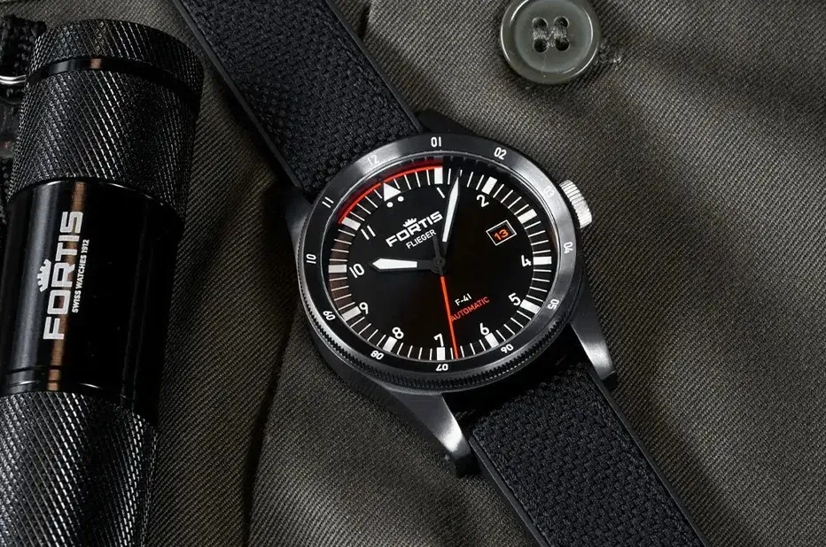 Limitovaná edice Fortis Flieger F-41 Mission Black s DLC povlakem na hybridním řemínku