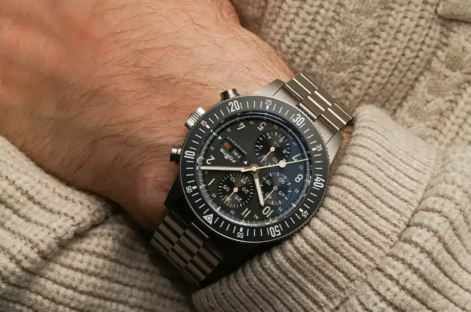 Titanové nástrojové hodinky Fortis Novonaut N-42 Titanium na ruce