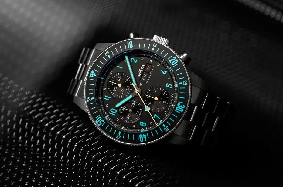 Fortis Novonaut N-42 Titanium se svítivostí Super-LumiNova X1