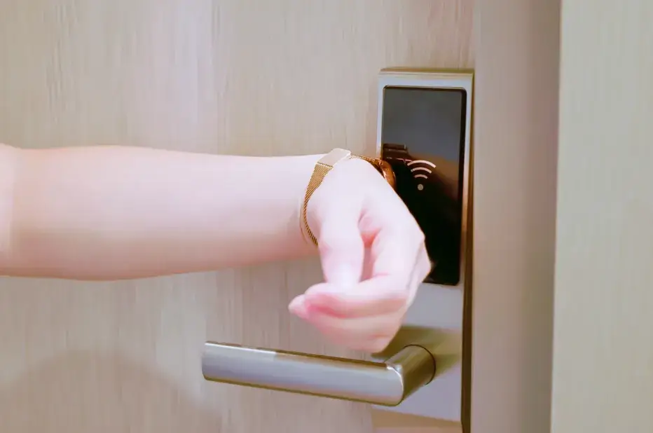 Smartwatch s NFC otevírání dveří